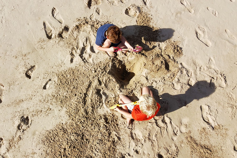 Идеи за забавни дейности за летен морски лагер - плажни игри
